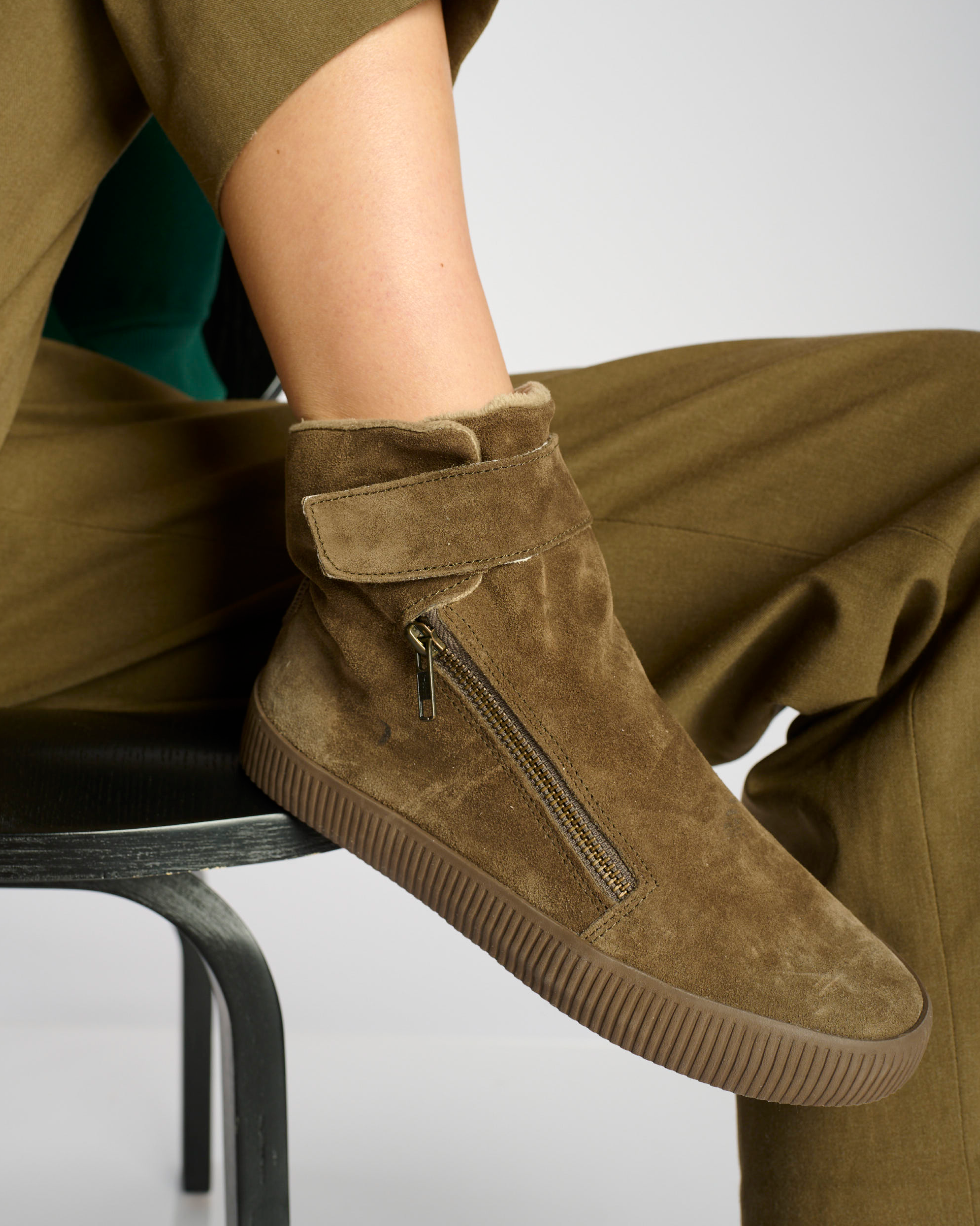 Noelle M Suede-Taupe