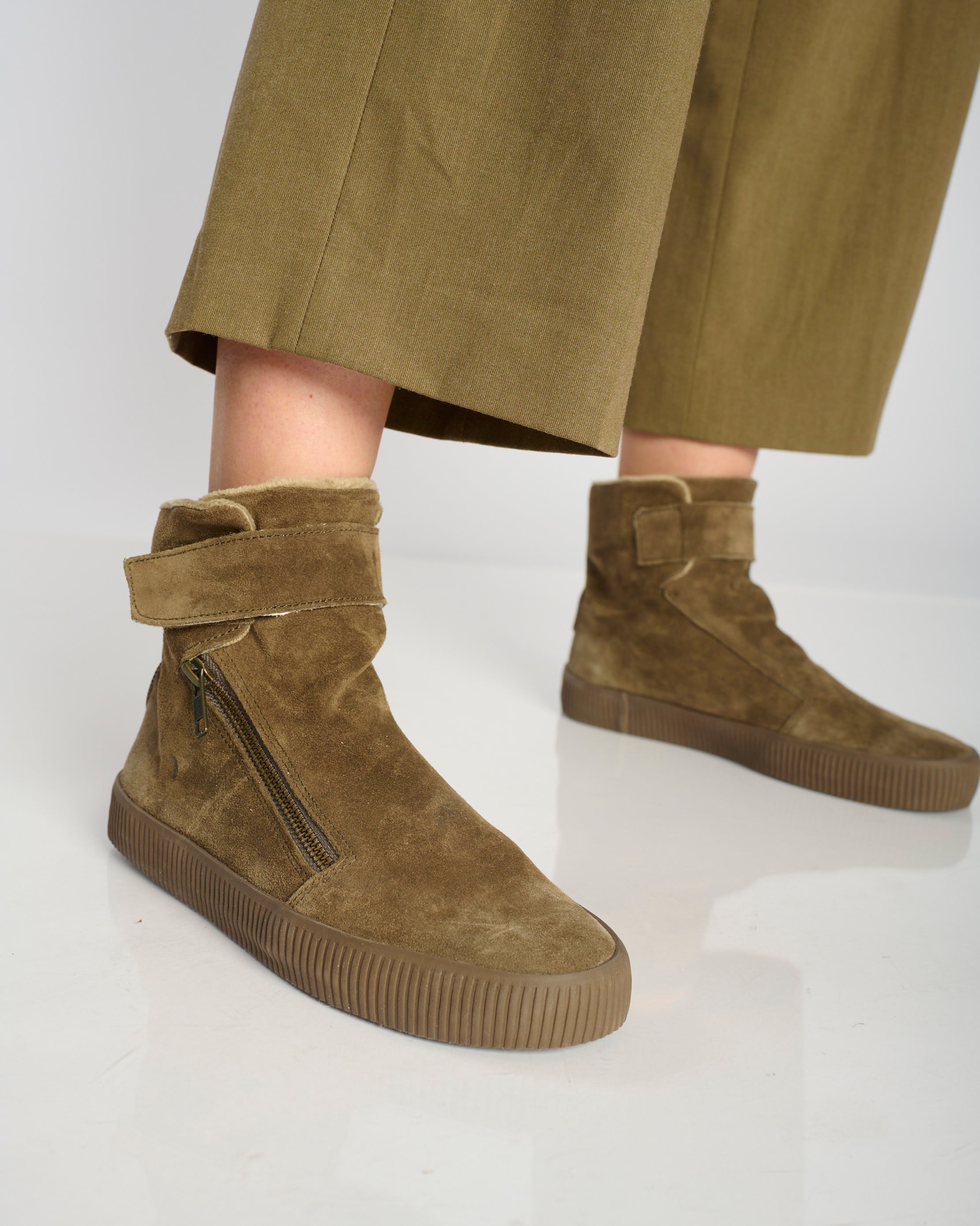 Noelle M Suede-Taupe